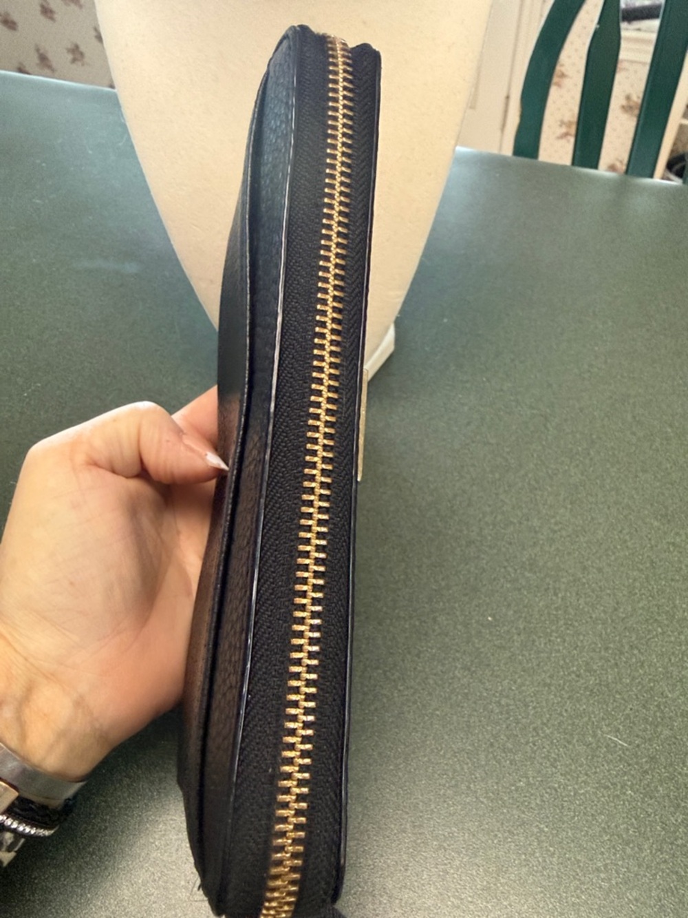 kate spade black pebbled leather zip-around wallet with gold plaque - Picture 6 of 7